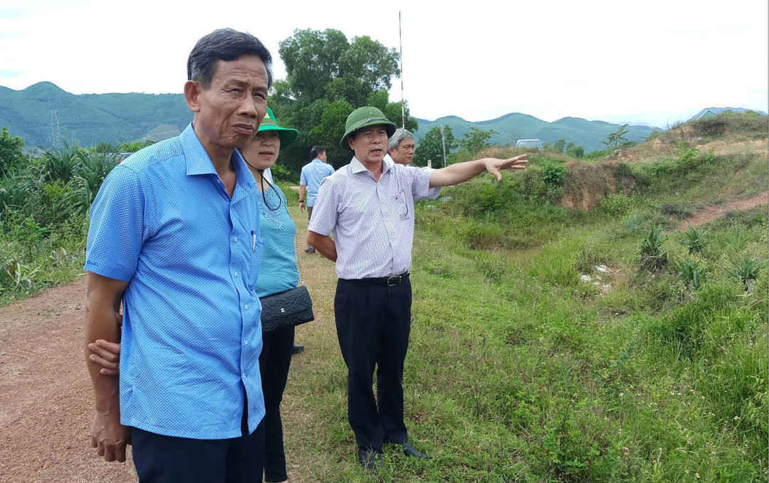 Lãnh đạo huyện Phong Điền khảo sát những nơi bị ảnh hưởng do khai thác mỏ đá vôi