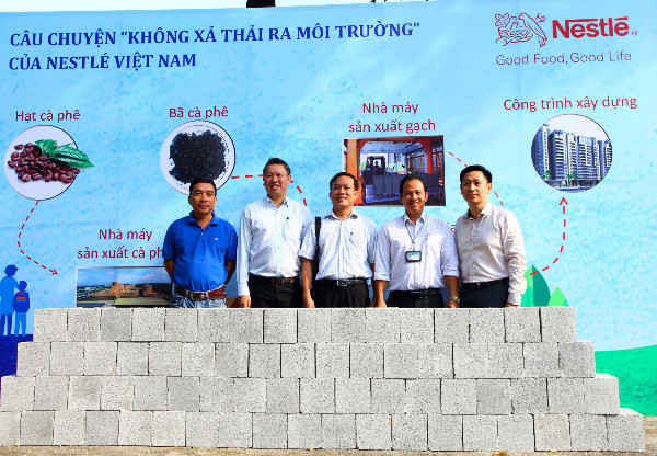 Bếp ăn dành cho hơn 1 000 em học sinh trường Nguyễn Huệ được xây dựng hoàn toàn bằng chất liệu gạch không nung sinh thái làm từ cát thải thu được từ quá trình sản xuất cà phê ở nhà máy NestléTrị An và xi măng đạt chứng nhận thâ