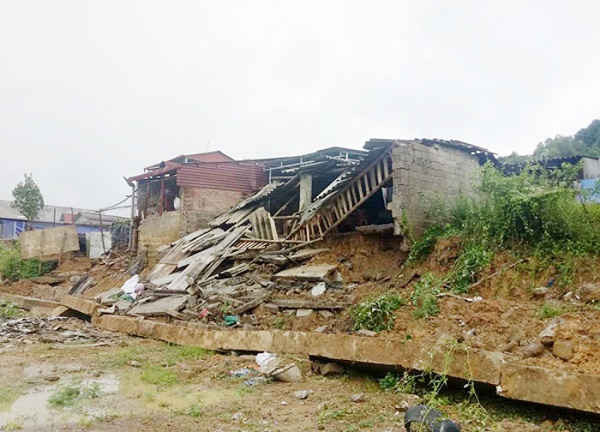 Gần 100 m bờ kè bị sập làm ảnh hưởng tới cuộc sống của 7 hộ dân tại Bảo Yên, Lào Cai.