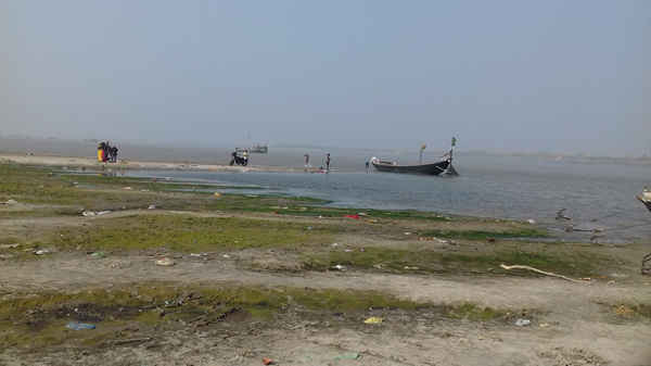Số lượng trầm tích lớn đến mức làm thay đổi hình dạng của sông Hằng ở Patna. Ảnh: Mohd Imran Khan