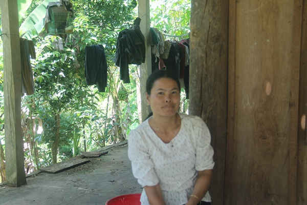 Chị Lang Thị Thầu, bản Huồi Đừa chỉ biết “ngồi chơi xơi nước” vì không có đất để đi sản xuất