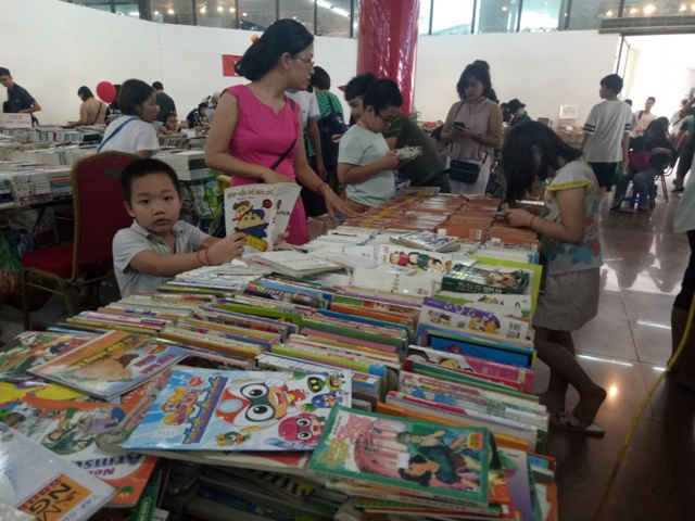 Nhiếu trẻ tỏ ra thích thú vì được các bậc cha mẹ đưa đến tìm mùa những cuốn sách phù hợp với lứa tuổi