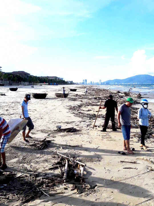 Gần 10 tấn rác tấp vào đoạn bờ biển Đà Nẵng dài khoảng 8km gây khó khăn cho công tác thu gom
