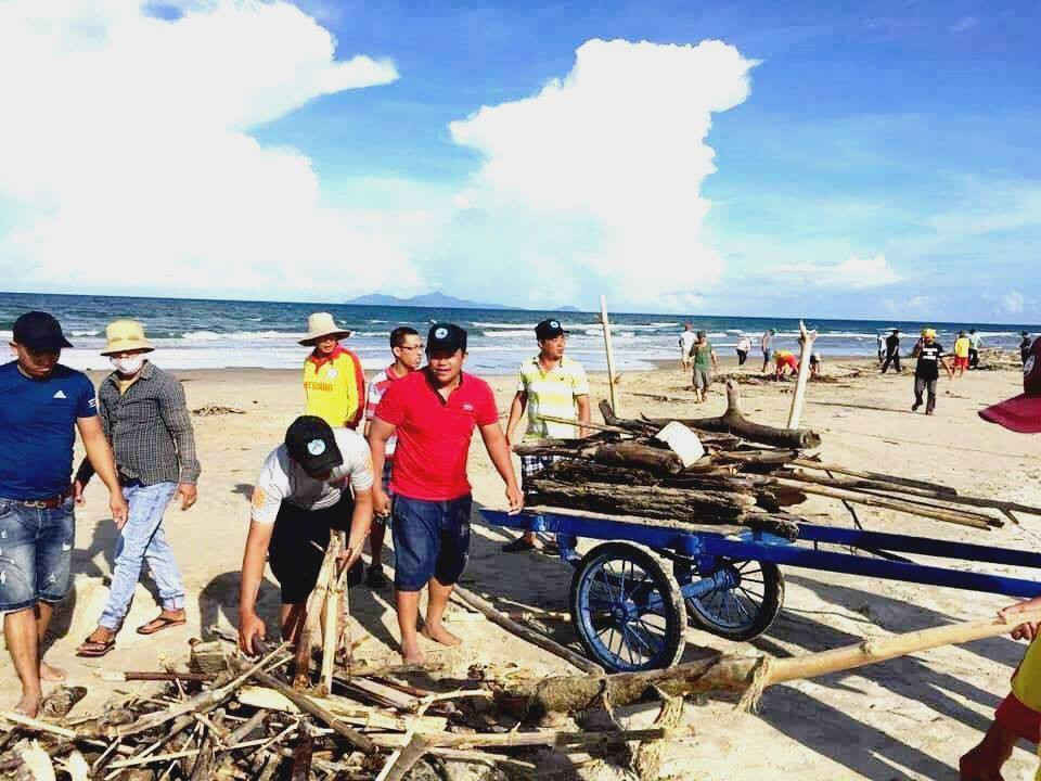 Công nhân thu gom rác tấp vào các bãi biển