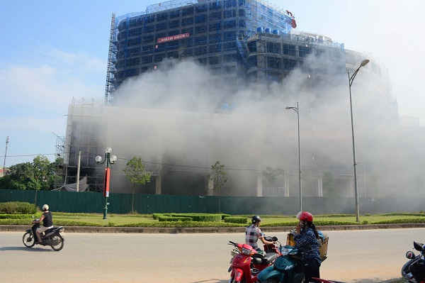 Khói lửa bao trùm toàn bộ khu trung tâm thương mại Tôn Hoa Sen