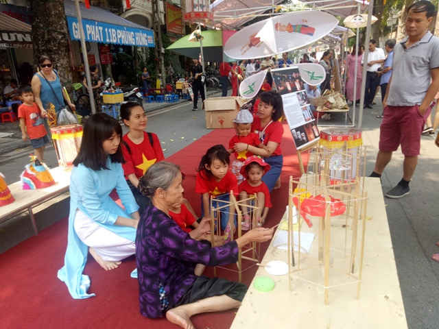 Trẻ em hào hứng vui Tết Trung thu tại phố Bích họa Phùng Hưng