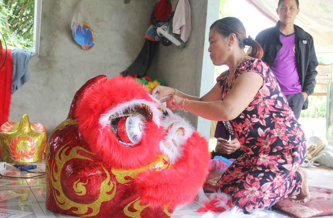 Ngay từ tháng 2 âm lịch, những cơ sở làm đầu lân ở Huế đã bắt đầu xuất ra những lô hàng cho thị trường trong và ngoài tỉnh phục vụ cho dip Tết Trung thu