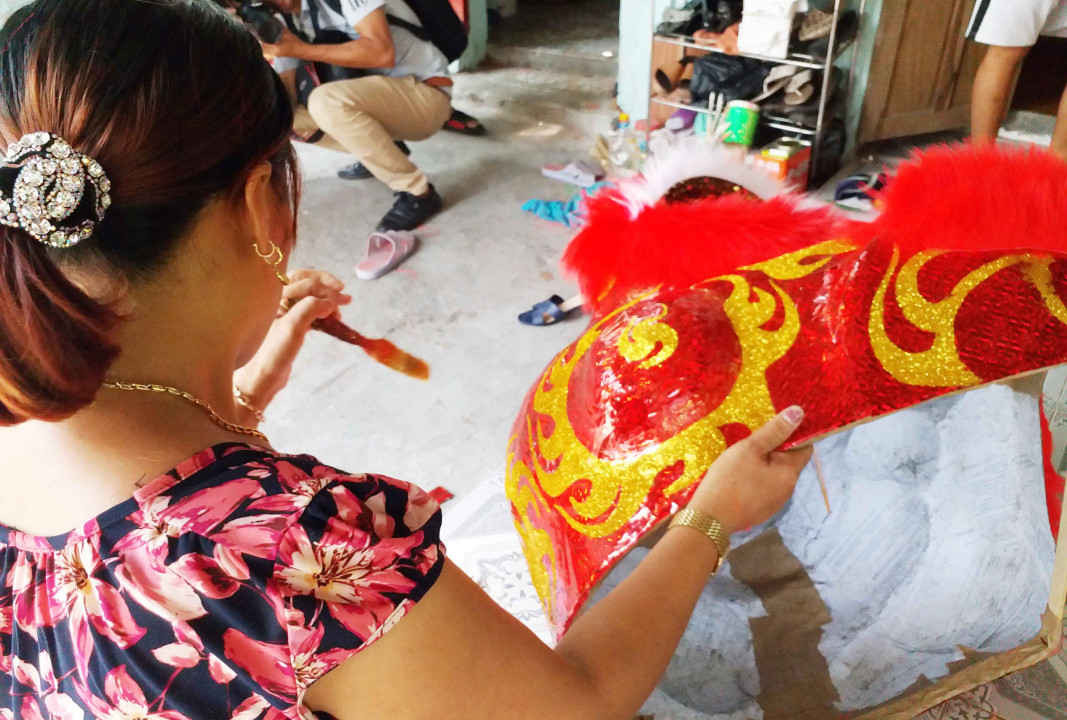 Mỗi mùa Trung thu, gia đình bà Trương Thị Kim Chi (58 tuổi, ở phường Phú Hòa, TP. Huế) tung ra thị trường khắp nơi hơn 2.000 đầu lân lớn nhỏ khác nhau, thu về 40 - 50 triệu đồng mỗi năm