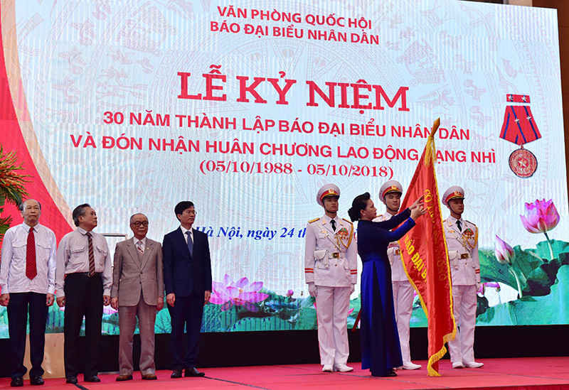 Chủ tịch Quốc hội Nguyễn Thị Kim Ngân trao tặng Huân chương Lao động hạng Nhì cho Báo Đại biểu Nhân dân