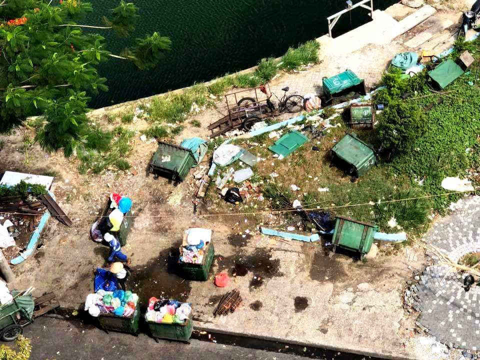 Điểm trung chuyển rác bờ hồ Thạc Gián thường ô nhiễm gây mất mỹ quan đô thị