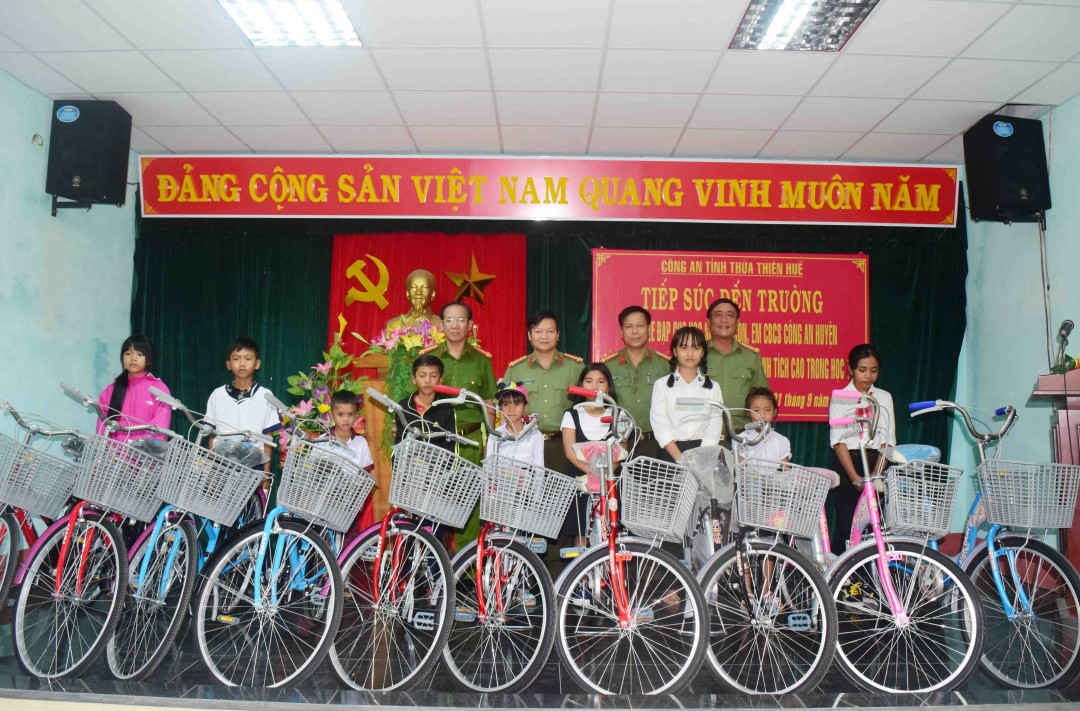 Công an Thừa Thiên Huế tặng xe đạp cho các em học sinh nghèo dịp Tết Trung thu