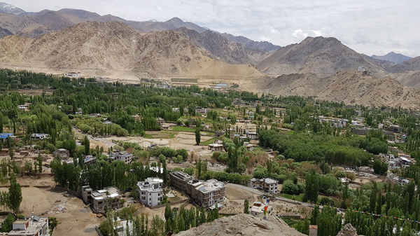Bên cạnh tuyết rơi thấp hơn, sự bùng nổ gần đây trong du lịch cũng đã ảnh hưởng đến tình trạng sẵn có của nước ở Ladakh. Ảnh: Hridayesh Joshi