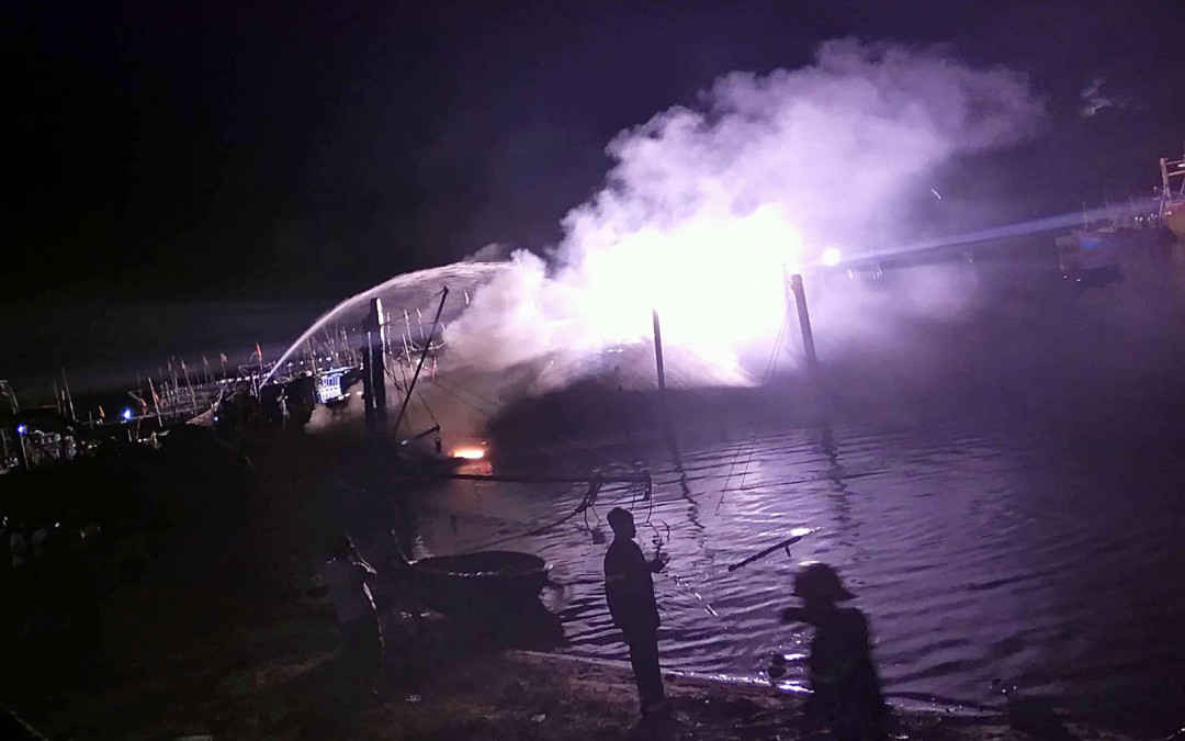 Tàu cá vỏ gỗ số hiệu QNa-94321 bị bốc cháy trong đêm 24/9