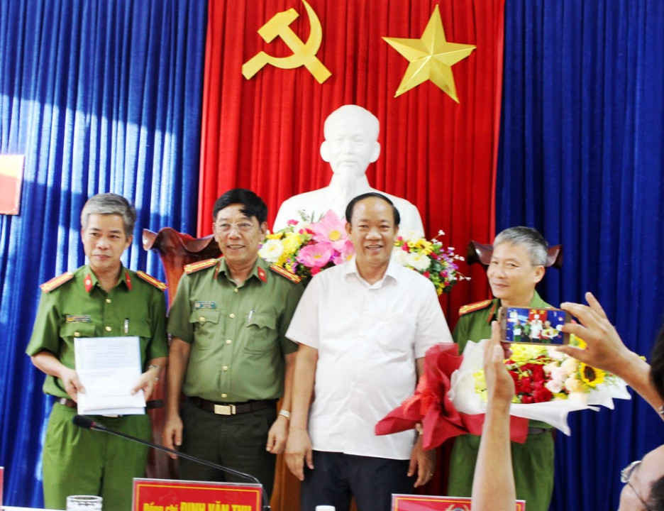 Ông Đinh Văn Thu, Chủ tịch UBND tỉnh Quảng Nam thưởng nóng cho Ban chuyên án công an tỉnh
