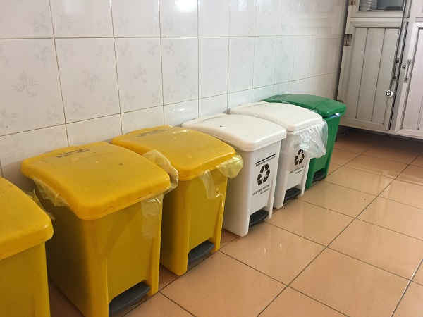 , từ các khoa phòng có sự phân loại rác thải đầu vào, đưa đến nhà kho chứa theo quy định 