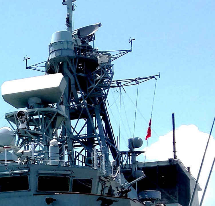 Tàu Hải quân Hoàng gia Canada treo cờ rủ khi cập cảng Đà Nẵng sáng nay