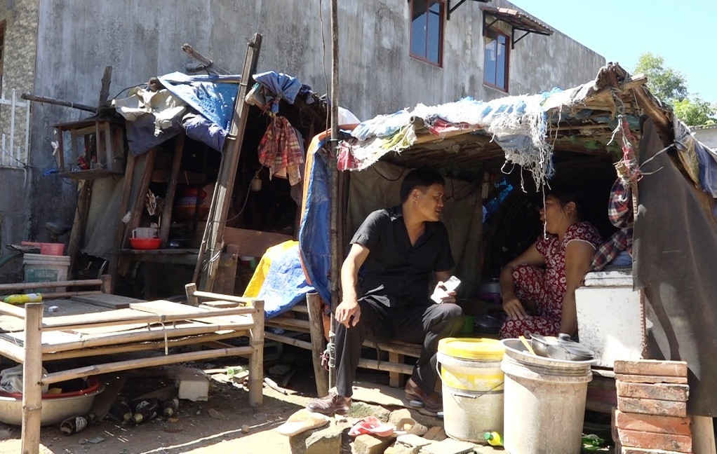 Phóng viên Báo TN&MT trao đổi với chị Lê Thị Phương, một cư dân vạn đò tại thôn Lại Tân tại chiếc chòi rách nát mà gia đình chị đang ở