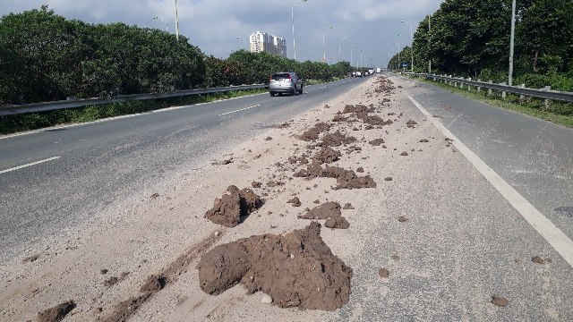 Đại lộ Thăng Long thường xuyên phải đón nhận tình trạng rơi vãi đất, vật liệu như thế này