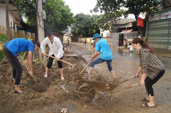 Người dân tích cực dọn dẹp vệ sinh môi trường sau mưa lũ