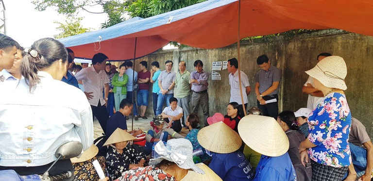 Lãnh đạo quận Liên Chiểu trao đổi khi người dân dựng lều chặn đường vì ô nhiễm tại bãi rác Khánh Sơn