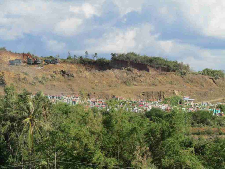 Khai thác đất trái phép trên núi Lò Dầu tại nghĩa trang Lò Dầu xã An Ninh Tây, huyện Tuy An, tỉnh Phú Yên để phục vụ san lấp công trình trọng điểm của xã