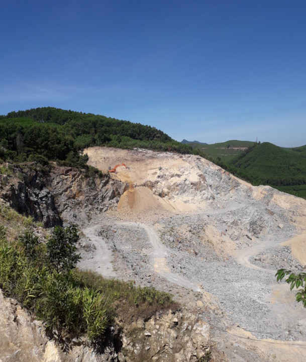 Mỏ đá Hương Bằng- nơi vừa xảy ra vụ việc một phụ nử tử vong do bị trúng đá của mỏ