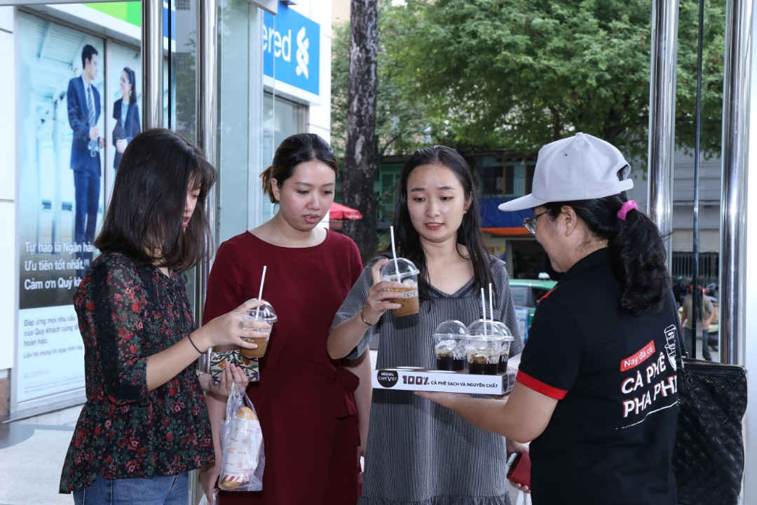Nhân viên Công ty Nestlé Việt Nam tư vấn sản phẩm cho người dùng (1)