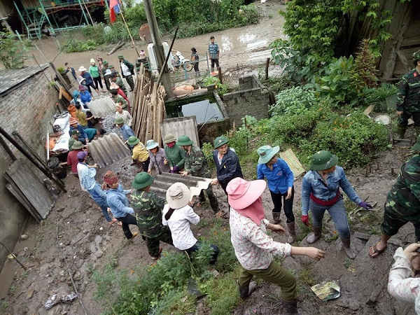 Lực lượng Đoàn viên huyện Mường La giúp người dân khắc phục hậu quả mưa lũ