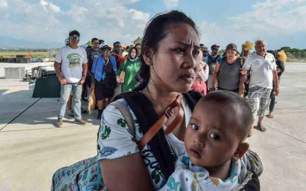Người bị thương hoặc bị ảnh hưởng bởi trận động đất và sóng thần đang chờ đợi được sơ tán trên một máy bay không quân ở Palu, Trung Sulawesi, Indonesia vào ngày 30/9//2018. Ảnh: Antara Foto / Muhammad Adimaja