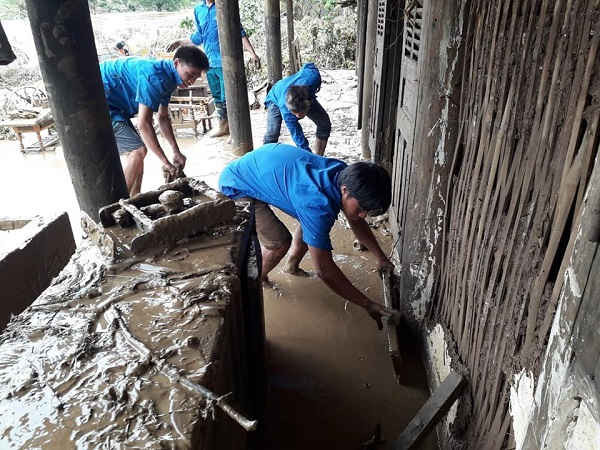 Lực lượng Đoàn viên huyện Mường La giúp người dân khắc phục hậu quả mưa lũ