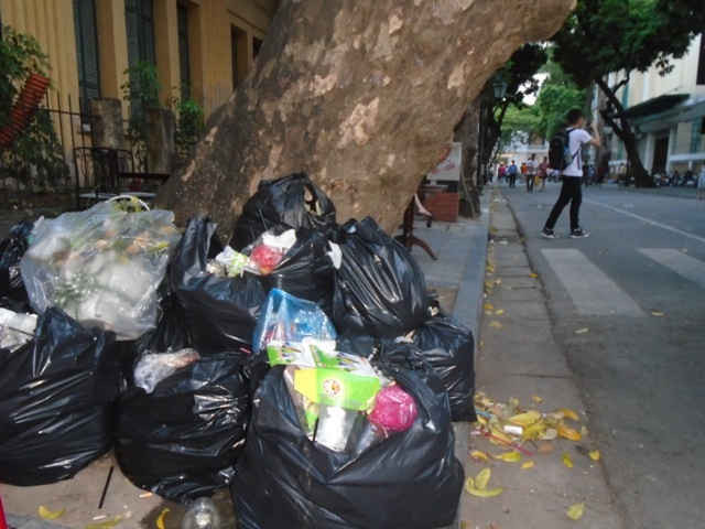 khổng chỉ gây mất mỹ quan đô thi, gây mất vệ sinh môi trường cho tuyến phố đi bộ đầu tiên của Thủ đô