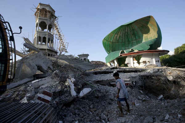 Một cư dân kiểm tra một nhà thờ Hồi giáo bị thiệt hại bởi trận động đất ở Bắc Lombok, Indonesia. Ảnh: Tatan Syuflana / AP