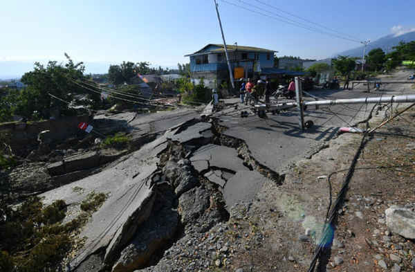 Con đường bị hư hại tại làng Balaroa ở Palu. Ảnh: Adek Berry / AFP / Getty Images