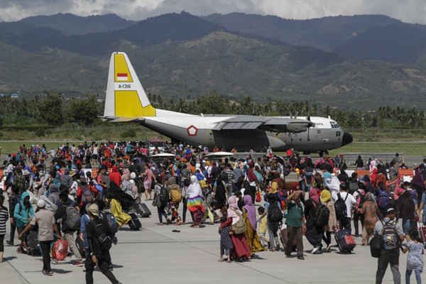 Cư dân xếp hàng để lên máy bay Hercules khi họ đang được sơ tán sau trận động đất và sóng thần tấn công thành phố, tại sân bay Mutiara Sis Al Jufri ở thành phố Palu. Ảnh: Anadolu Agency / Getty Images