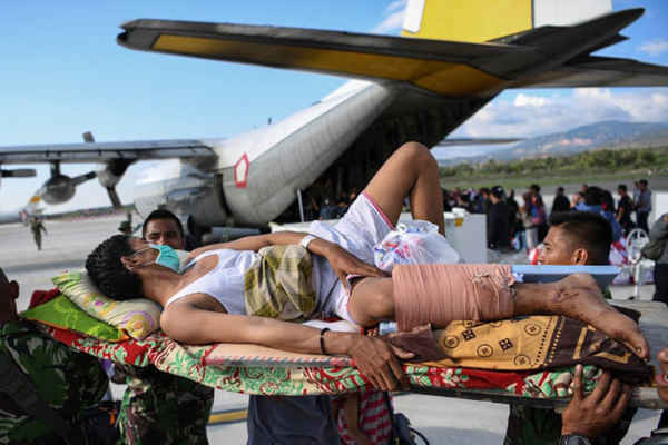 Người đàn ông bị thương được cứu trên một chiếc máy bay quân sự. Ảnh: Antara Foto / Reuters