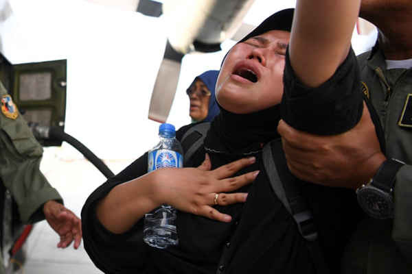 Người phụ nữ than khóc khi cô chờ đợi để được sơ tán. Ảnh: Antara Foto / Reuters