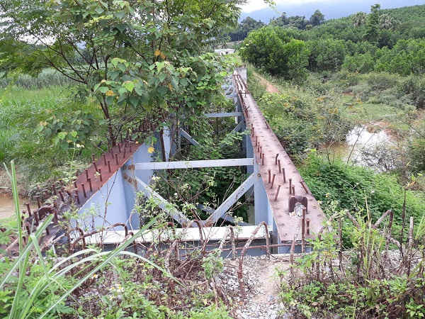 Cầu Vân Hòa thi công dang dở rồi bỏ hoang gây lãng phí tiền tỷ.