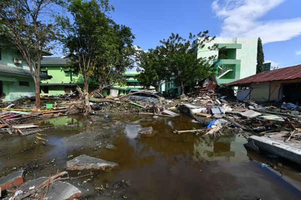 Những mảnh vỡ vụn và đống đổ nát ở Đại học Hồi giáo Quốc gia ở Palu. Ảnh: Adek Berry / AFP / Getty Images