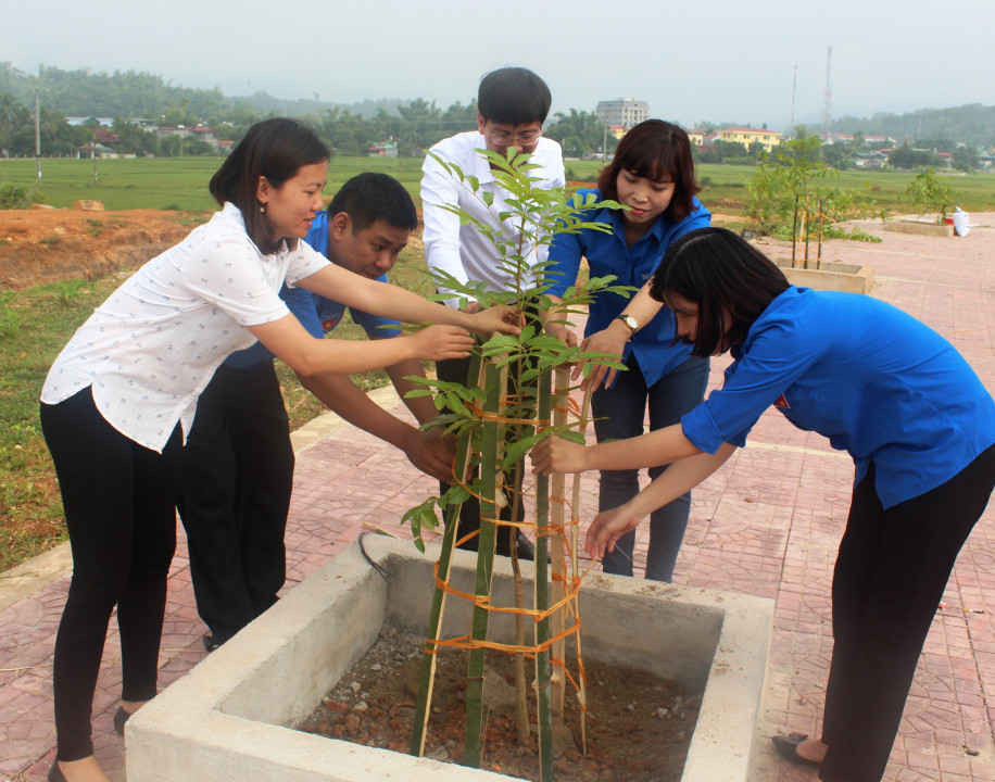 Cán bộ Chi cục Bảo vệ môi trường, Sở Tài nguyên môi trường tỉnh Điện Biên tham gia hoạt động trồng cây xanh trên tuyến đường vành đai II