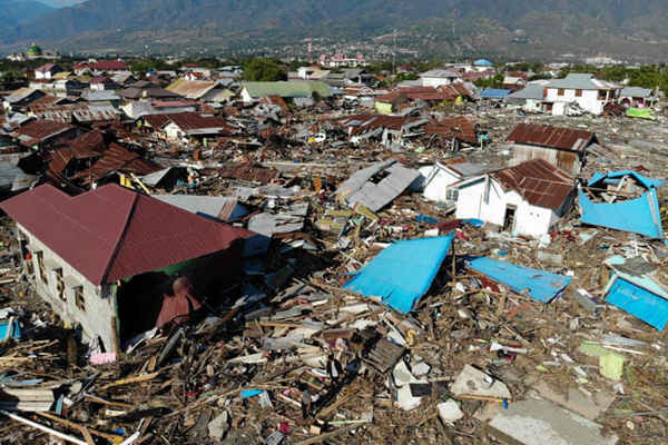 Toàn cảnh trên không cho thấy trận động đất và sóng thần khủng khiếp tàn phá khu phố ở Palu. Ảnh: Jewel Samad / AFP / Getty Images