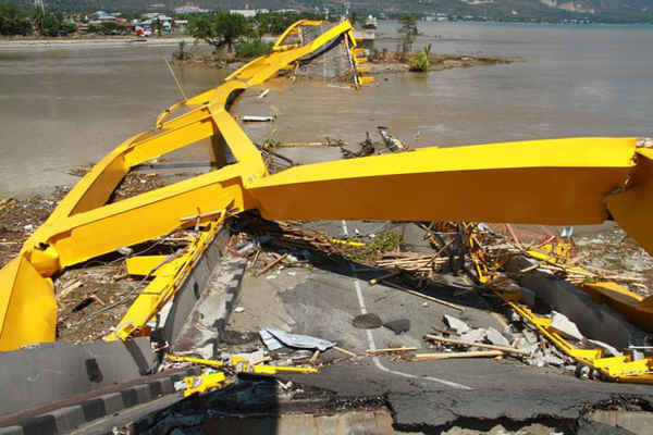 Toàn cảnh một cây cầu bị phá hủy sau trận động đất và sóng thần. Ảnh: Antara Foto / Reuters