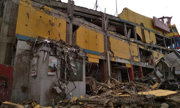 Một tòa nhà cửa hàng bách hóa bị thiệt hại nặng nề do trận động đất và sóng thần ở Palu. Ảnh: Rifki / AP