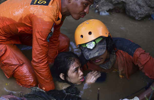 Lực lượng cứu hộ cứu vớt một người sống sót sau trận động đất dưới một ngôi nhà bị hư hại. Ảnh: Arimacs Wilander / AP