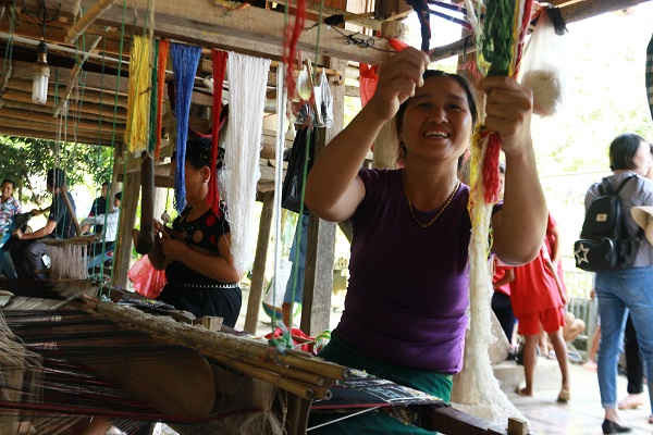 Chị Hà Thị Thanh ở xã Quang Chiểu đã vượt qua nỗi đau mất nhà trở lại với công việc kiếm tiền sinh hoạt cho gia đình
