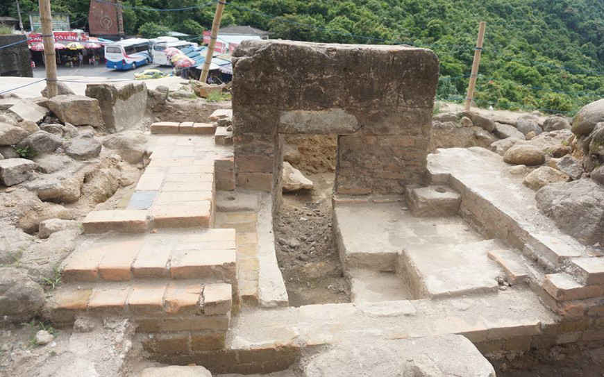 Khảo cổ di tích quốc gia Hải Vân Quan và làm xuất lộ hoàn toàn các dấu tích nền móng kiến trúc còn lại của di tích này thời Nguyễn...