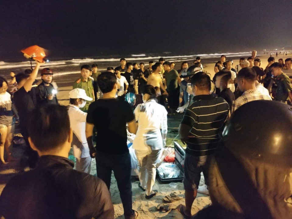 Lực lượng cứu hộ sơ cứu cho du khách Trung Quốc