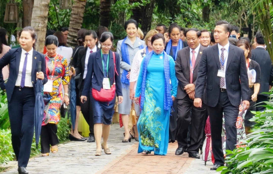 Các phu nhân của các nguyên thủ quốc gia đến tham quan phố cổ Hội An trong dịp Hội nghị thượng đỉnh cấp cao Apec năm 2017 diễn ra tại Việt Nam