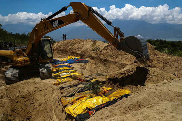 Sau trận động đất và sóng thần, thi thể nạn nhân được chôn vùi tập thể dưới cát tại Nghĩa trang Poboya ở Palu, Trung Sulawesi, Indonesia vào ngày 2/10/2018. Ảnh: Athit Perawongmetha