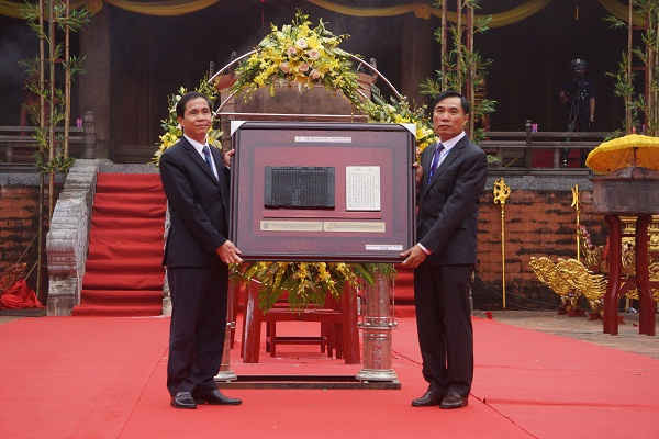 Cục văn thư lưu trữ Nhà nước cũng đã trao tặng tỉnh Thanh Hoá phiên bản Mộc bản thân thế sự nghiệp của vua Lê Thái Tổ