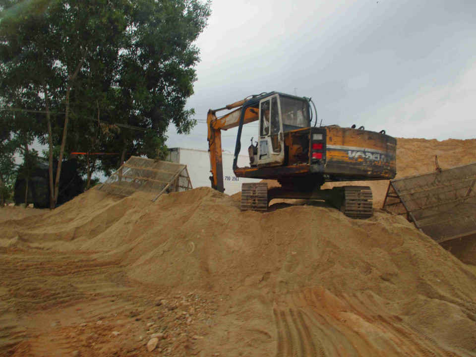 Khối lượng cát cùng với xe múc đậu ngổn ngang của Công ty TNHH Vận tải Dịch vụ Xuân Phát